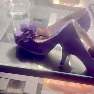 Super fun purple heels. Great for a night out!
